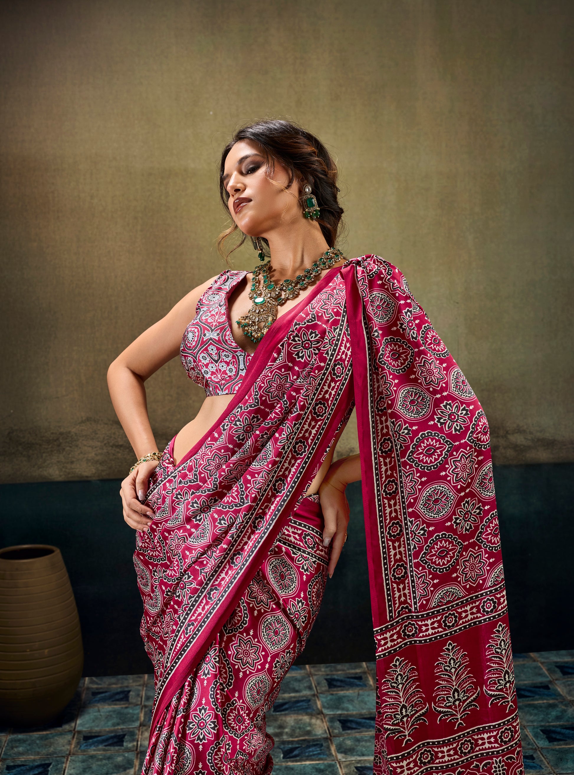 Dark pink printed modal-silk ready-to-wear saree pallu with red border and motifs