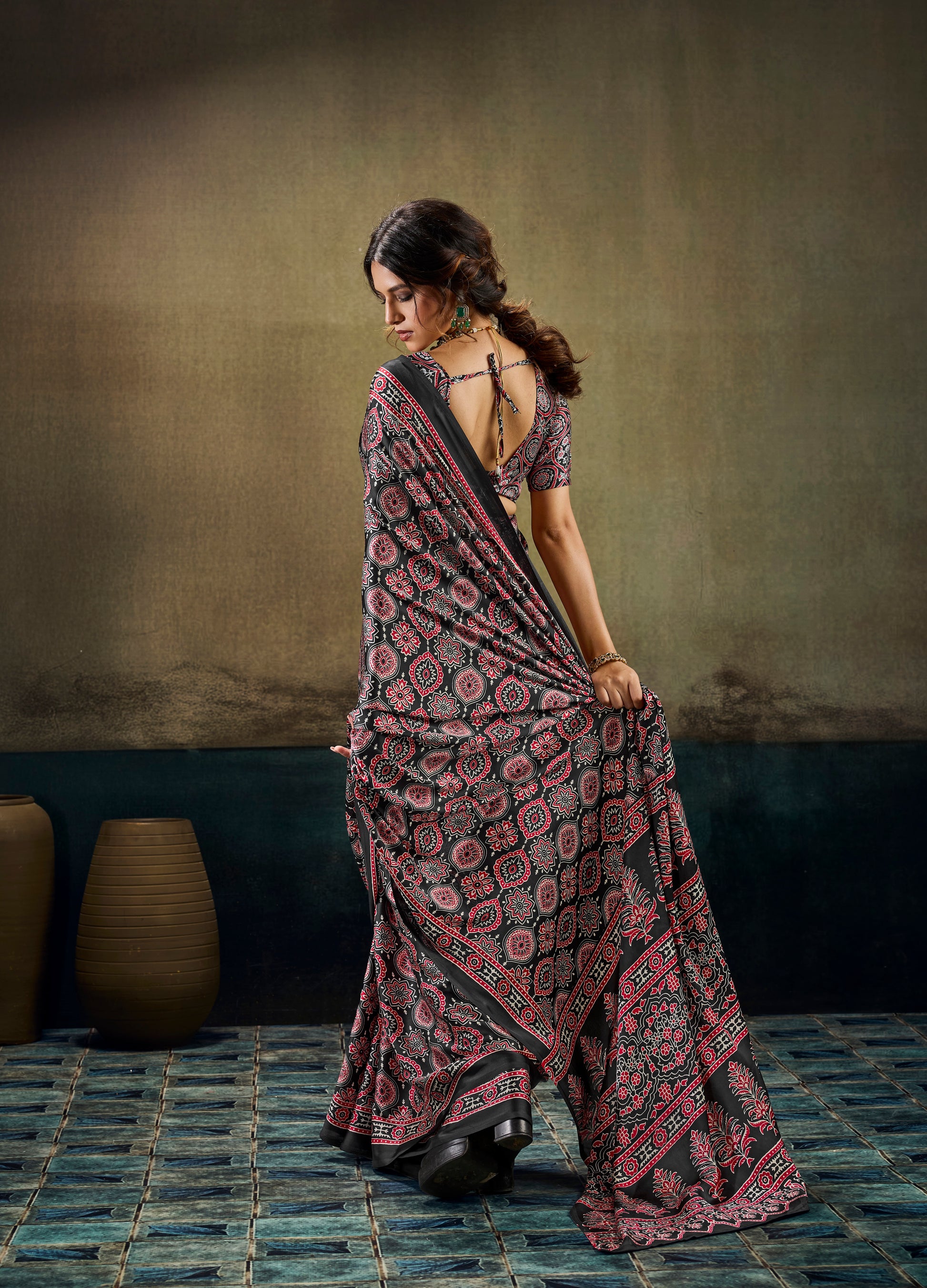 Ready-to-wear easy saree with black-and-red circular border and patterned pleats